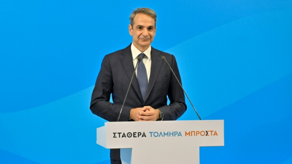 Mitsotakis prevê 'mandato forte' e festeja vitória na Grécia