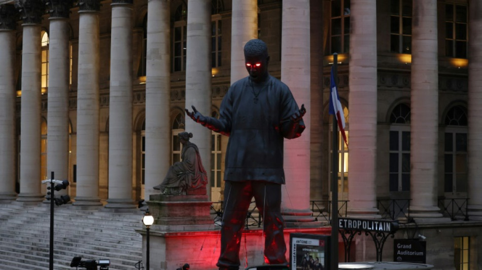 Estátua gigante do rapper Kid Cudi é instalada no centro de Paris