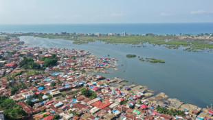 Pour un toit, les pauvres de Freetown comblent le fond de l'océan avec le tout-venant