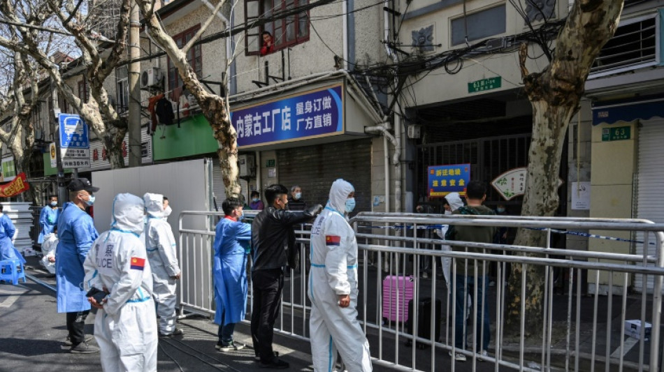 China libera camas de hospital ante una ola de casos de ómicron