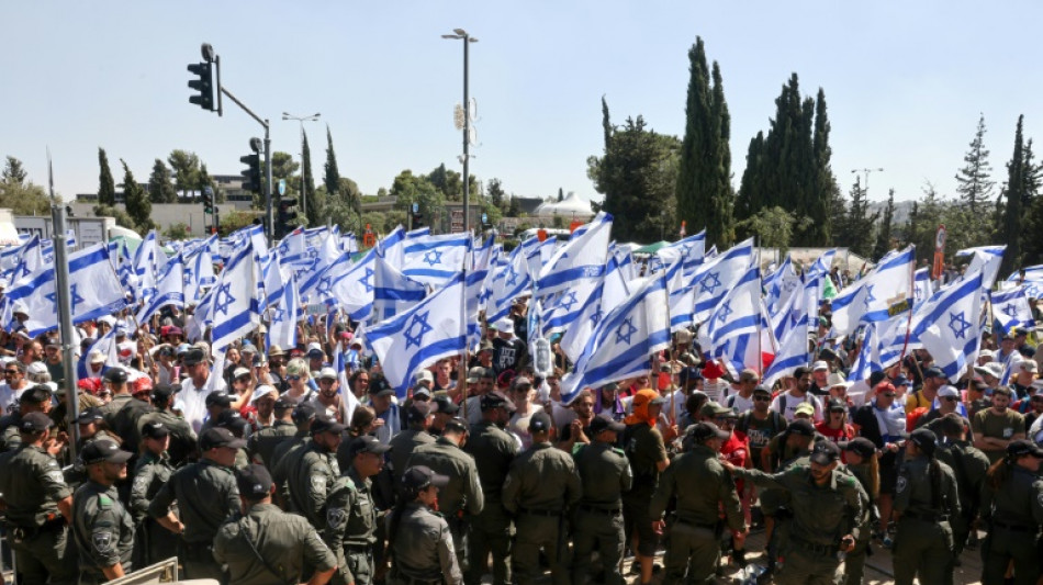 Parlamento israelense aprova cláusula-chave de reforma judicial polêmica