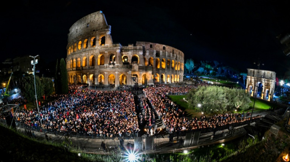 Vía Crucis en el Coliseo de Roma sin el papa debido al frío