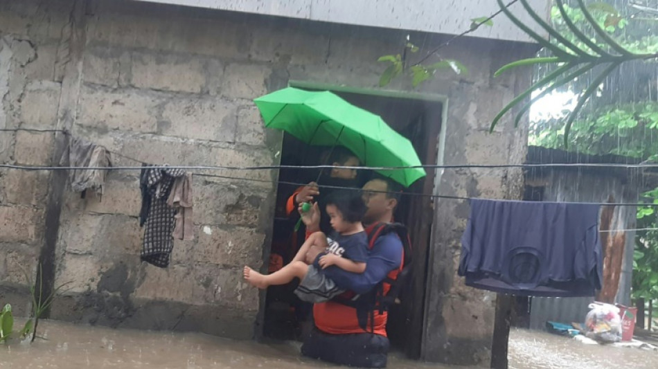 Ocho muertos y decenas de miles evacuados por inundaciones en Filipinas