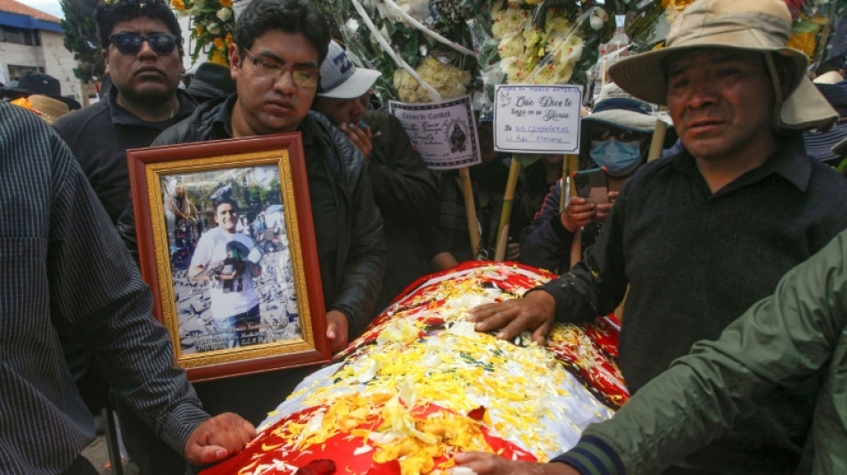 Sepelios marcan protestas en Perú mientras persisten bloqueos en zonas andinas