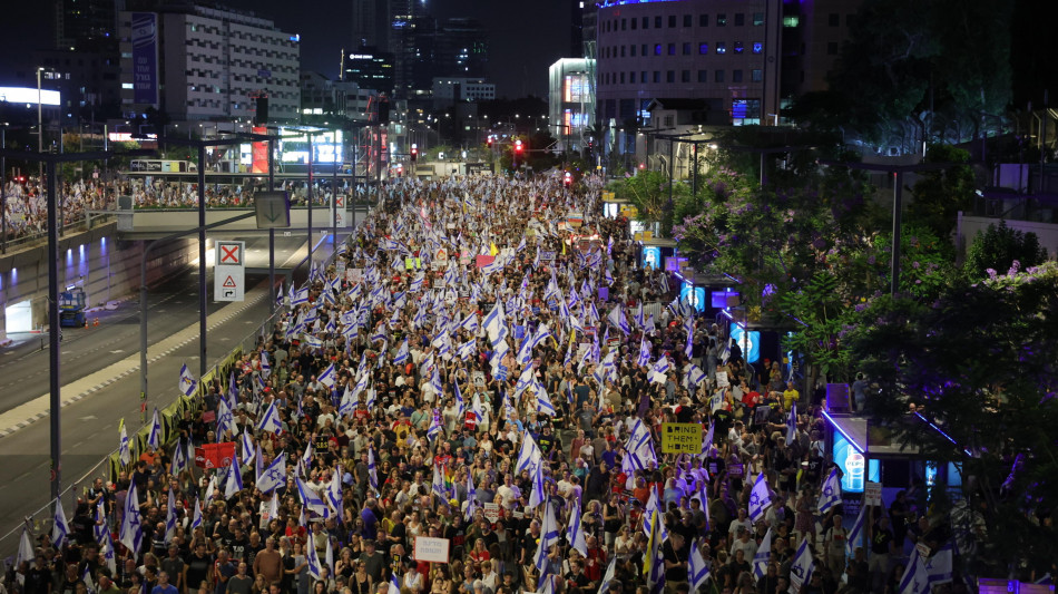 Migliaia in piazza contro governo in Israele, anche Gantz