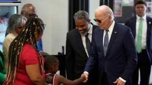 Biden permanece "absolutamente" en la carrera electoral, afirma su directora de campaña