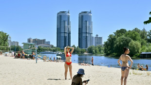 Los ucranianos intentan olvidar la guerra en las playas de Kiev