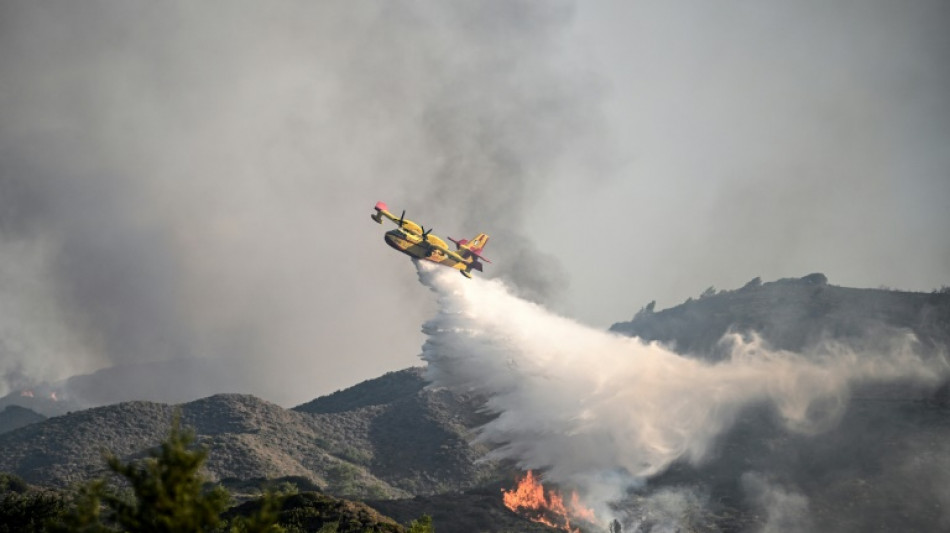 Nueva ola de calor en Grecia, donde continúan los incendios