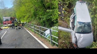 Auto finisce in una scarpata, un morto e tre feriti gravi