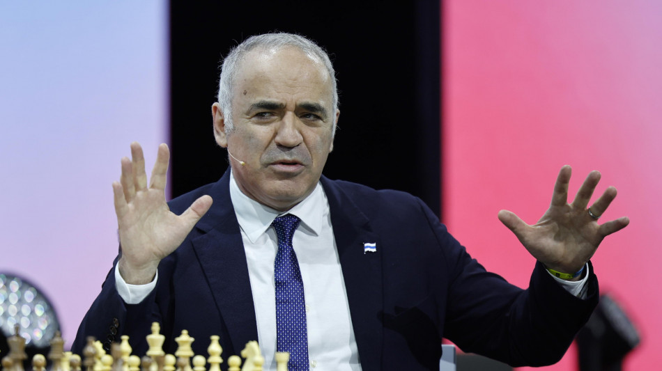 Russia, arrestato in contumacia il campione di scacchi Kasparov