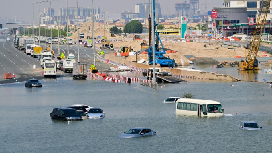 Reprise progressive du trafic à l'aéroport de Dubaï, toujours inondé