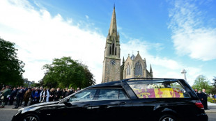 De Balmoral a Edimburgo, los escoceses acompañan en silencio el último viaje de Isabel II