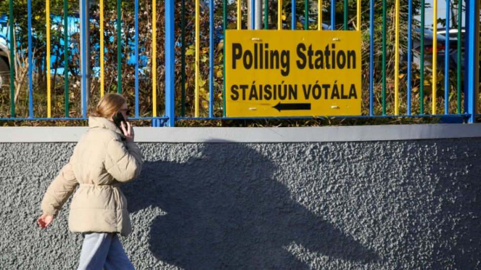 Les Irlandais aux urnes pour des législatives qui s'annoncent serrées