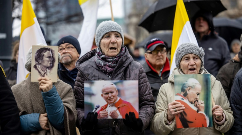 Miles de polacos se manifiestan para defender reputación de expapa Juan Pablo II