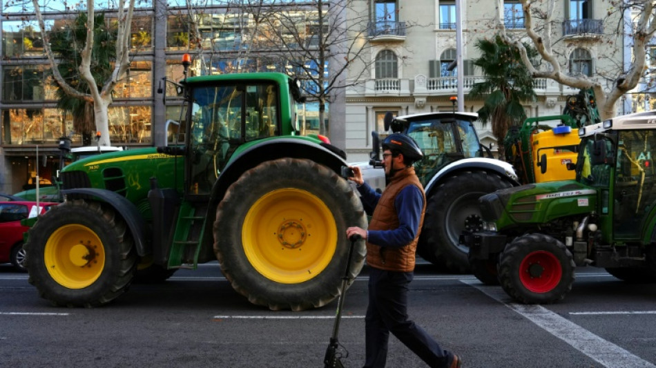 Agricultores espanhóis mantêm pressão pelo terceiro dia consecutivo