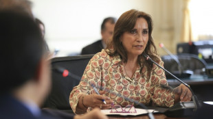 Presidenta de Perú descarta renuncia y "exige" al Congreso adelanto de elecciones