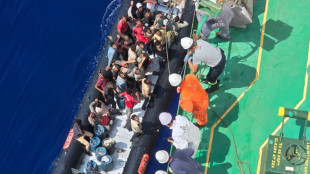 Nave algerina soccorre 30 migranti al largo della Sardegna