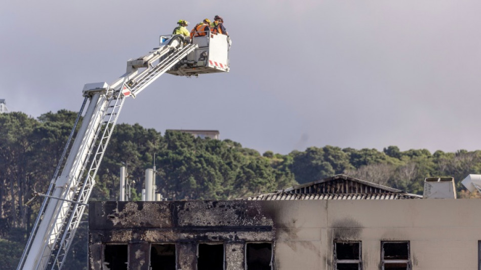 La policía de Nueva Zelanda inculpa por homicidios a un hombre tras el incendio de un hostal