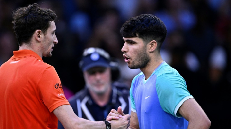 Alcaraz cai nas oitavas do Masters 1000 de Paris; Tsitsipas avança