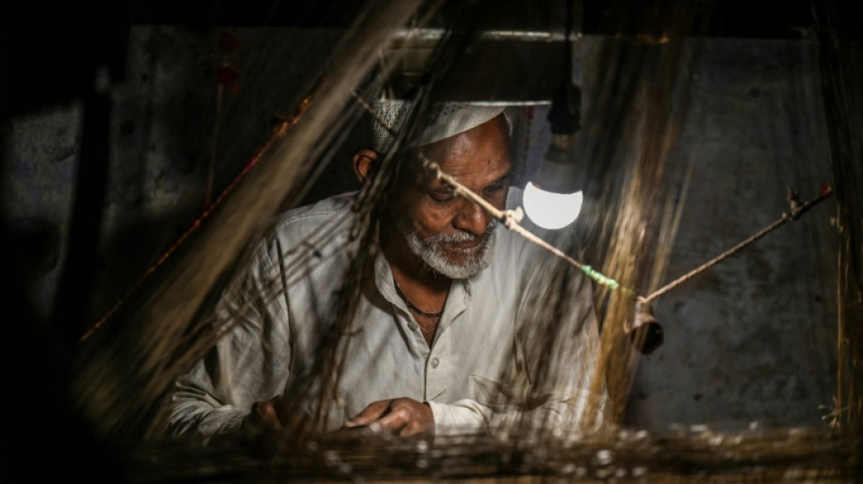 Indian sari weavers toil to keep tradition alive