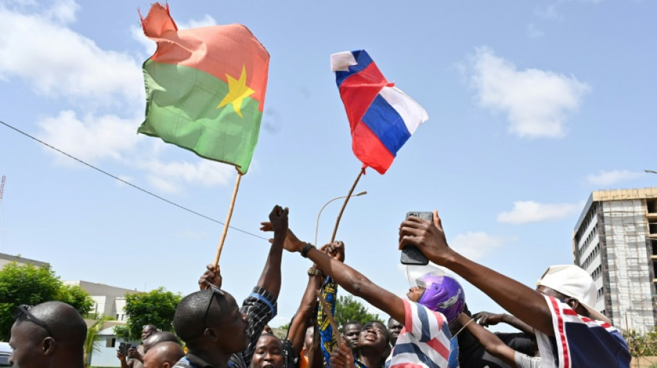 Tras el golpe de Estado en Burkina Faso, manifestantes agitan banderas rusas