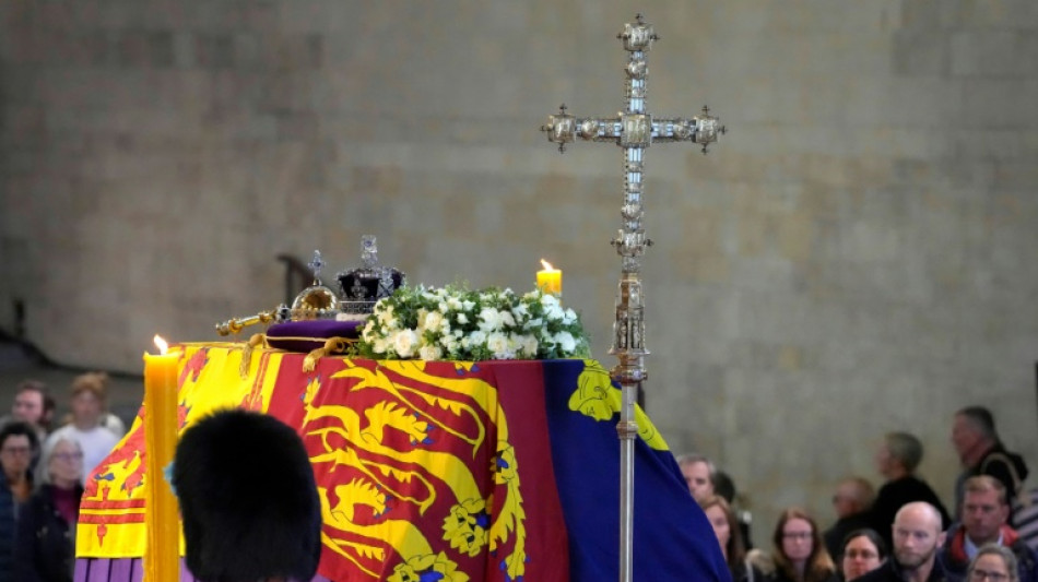 Carlos III y sus hermanos velan el féretro de su madre en Londres