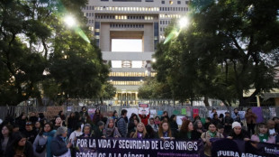 Chilenas piden la renuncia del senador que defendió a su padre condenado por pederastia