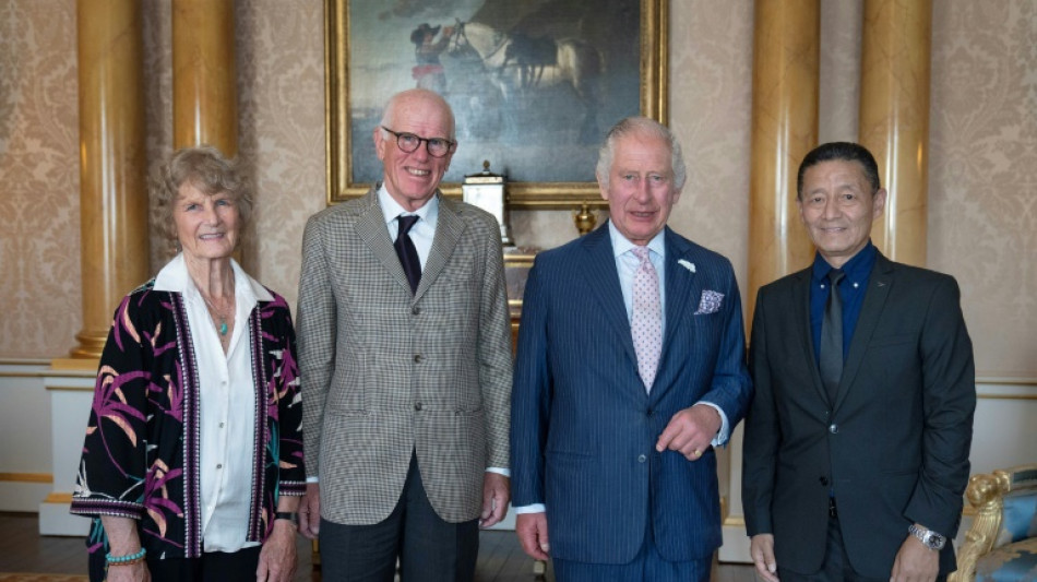 Rei Charles III recebe filhos dos primeiros alpinistas que subiram Everest