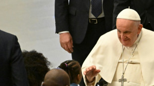 El papa recibe a refugiados llegados a Europa por "corredores humanitarios"