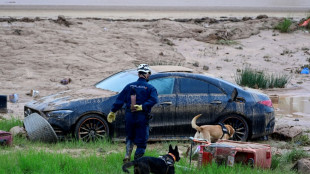 Buscan más víctimas en Valencia, Barcelona azotada por fuertes lluvias