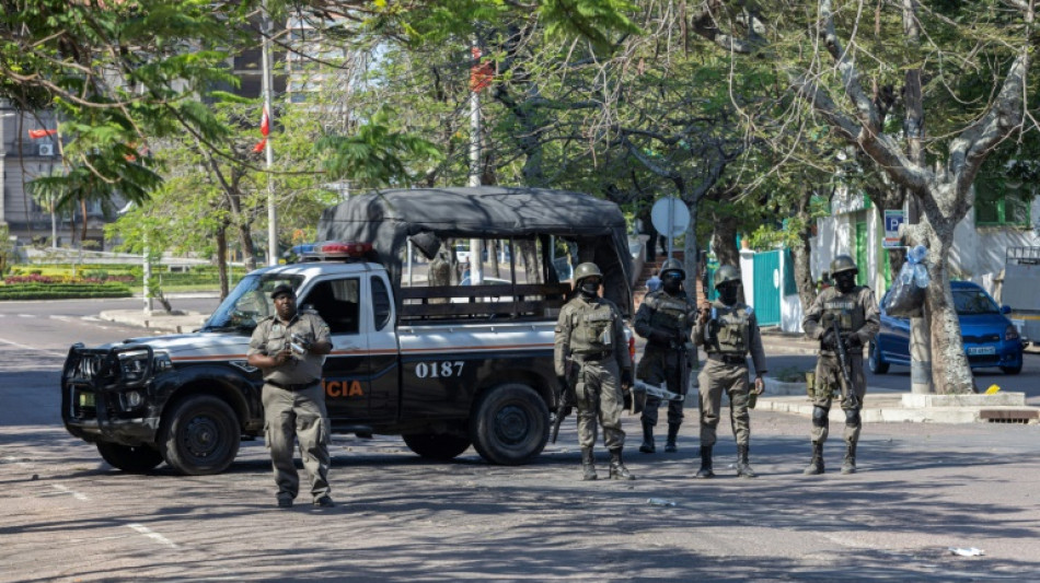 Policiais e manifestantes que rejeitam as eleições se enfrentam em Moçambique