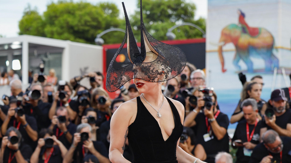 Lady Gaga regina di Venezia, luci rosse su Diva Futura