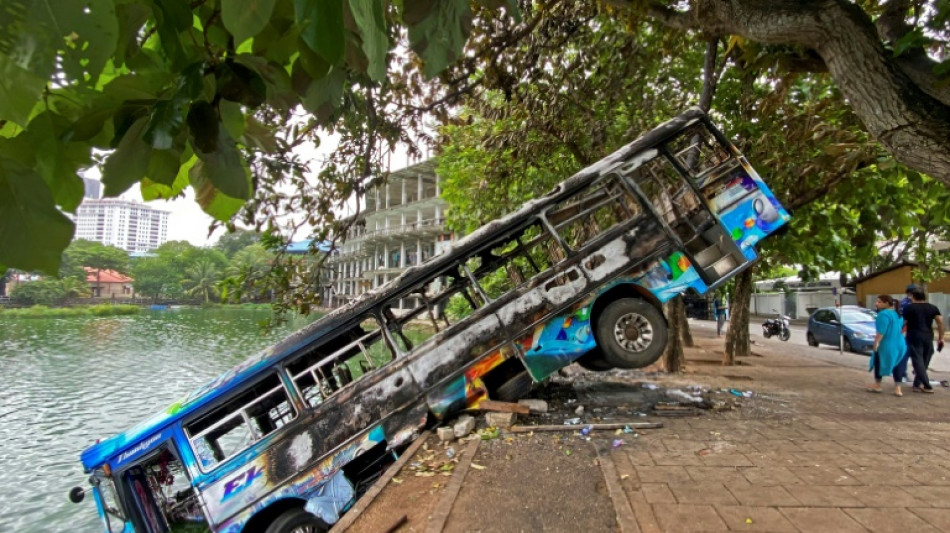 Hunderte Demonstranten widersetzen sich Ausgangssperre in Sri Lanka