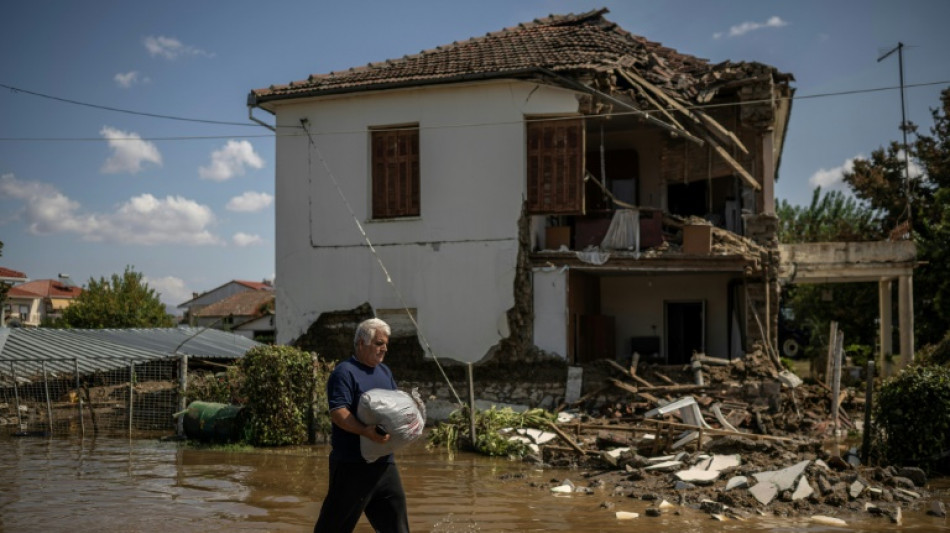 Al menos diez muertos en inundaciones en Grecia, donde siguen los rescates