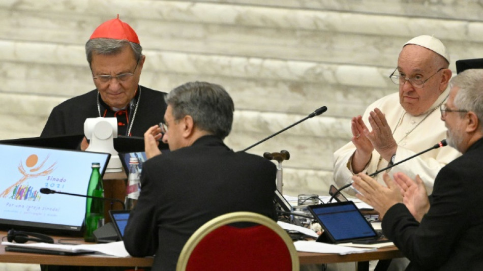 La Iglesia católica deja "abierta" la cuestión de la ordenación de las mujeres