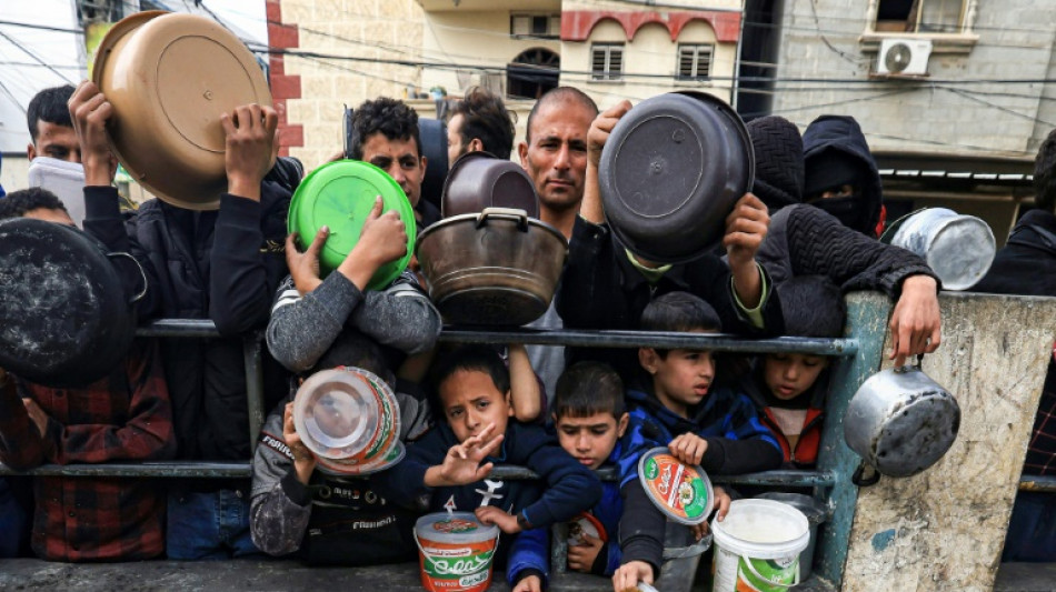 Atenazados por el hambre, los habitantes de Gaza esperan para recibir magras raciones