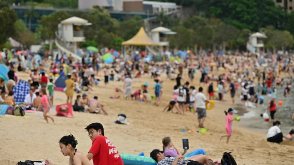 Hong Kong cierra playas por covid tras indignación en China