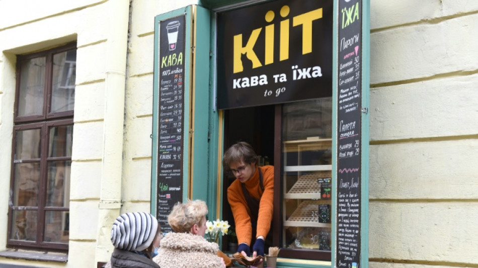 Desplazados por la guerra, jóvenes ucranianos se unen para abrir un café
