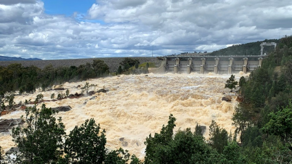 Flash floods sweep away houses, cars in Australian town