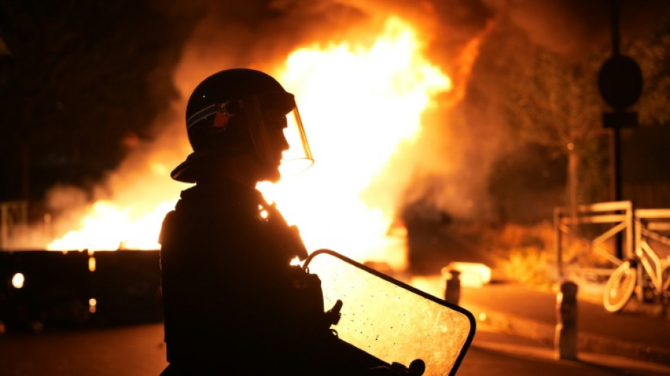 França se prepara para nova noite de distúrbios por morte de jovem baleado