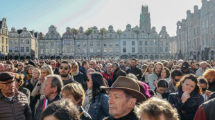 Centenas de pessoas homenageiam na França professor morto a facadas