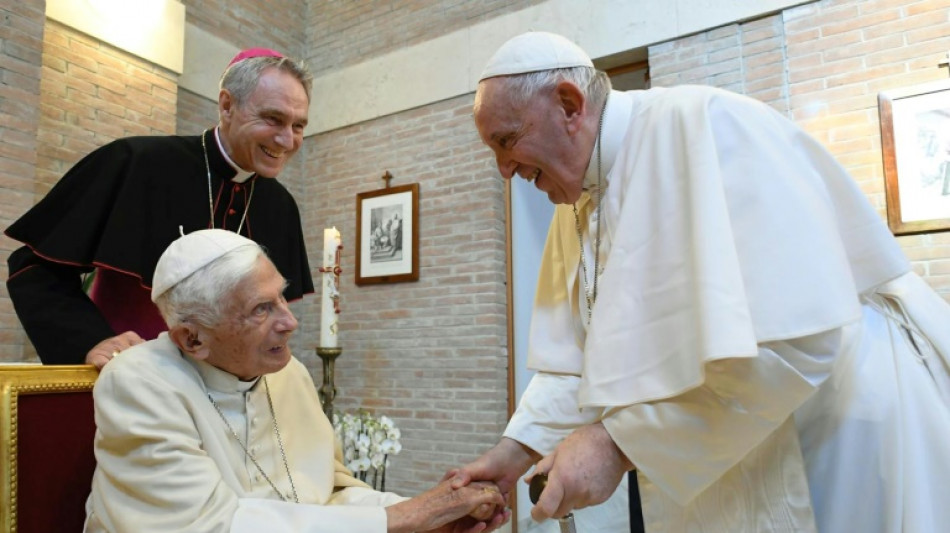 Le pape annonce que Benoît XVI est "gravement malade" et prie pour lui