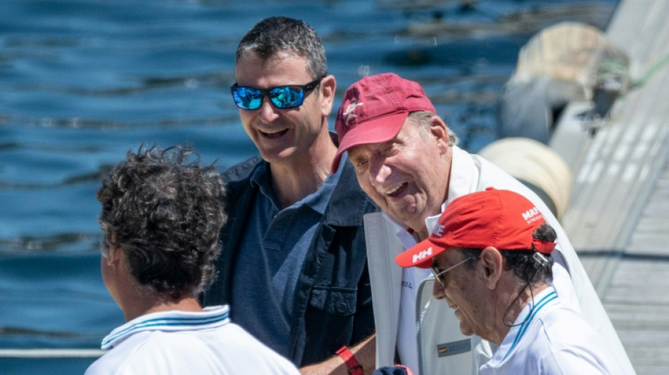 Spaniens Altkönig Juan Carlos besucht Regatta im Nordwesten des Landes