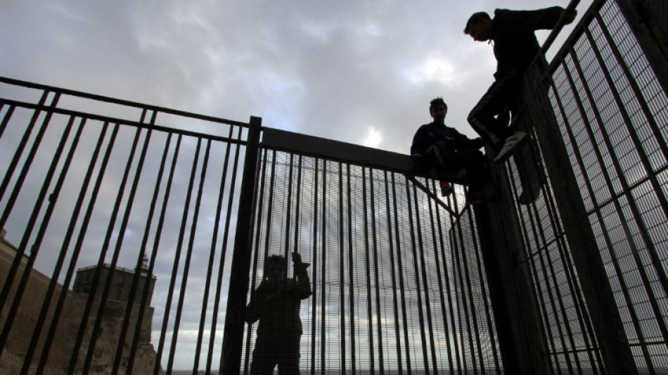 Multitudinario intento de migrantes de cruzar la frontera con España