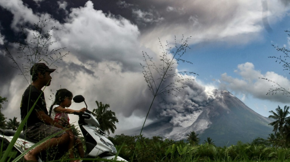 Volcán indonesio Merapi entra en erupción y cubre varios pueblos de ceniza