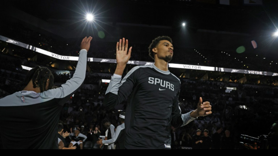 NBA: premier succès pour les Spurs, James et Davis portent les Lakers