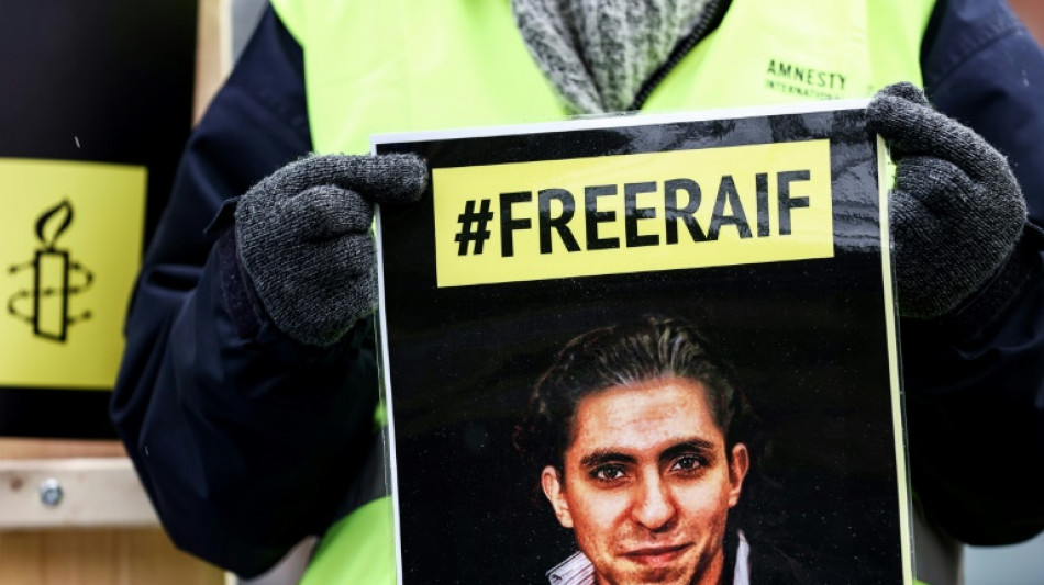 Arabia Saudita confirma prohibición de viajar de 10 años al bloguero liberado Raif Badawi