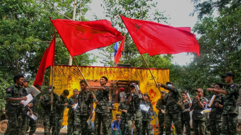 Rebeldes birmanos se van de gira por la jungla con una sátira sobre la junta