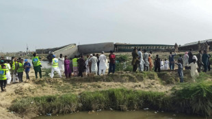 Al menos 28 muertos en descarrilamiento de tren en sur de Pakistán