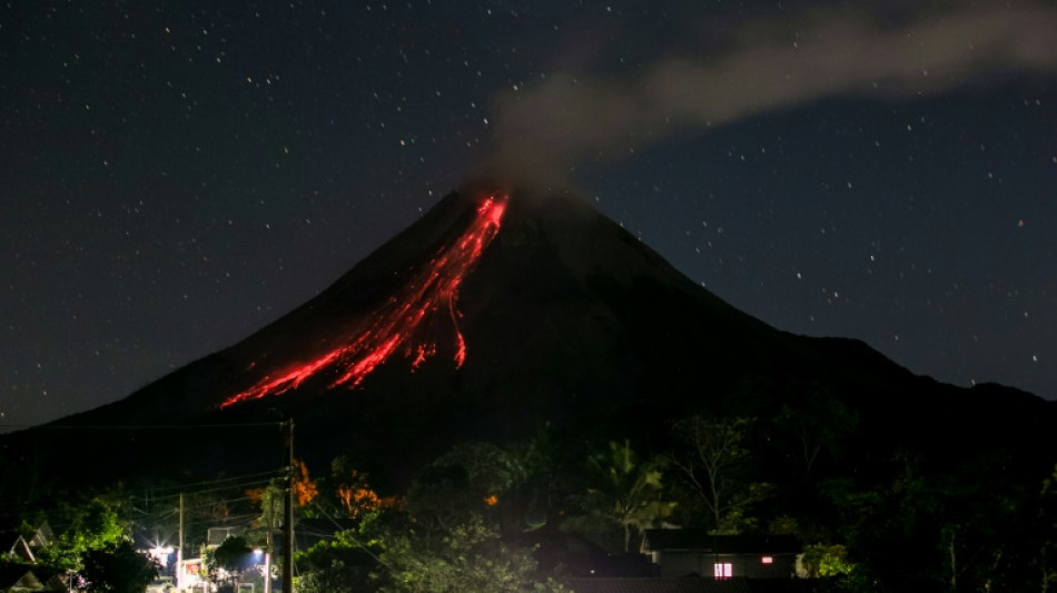 Un volcán entra en erupción en el oeste de Indonesia